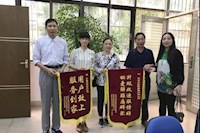 这两面锦旗的背后，是对“群众利益无小事”的坚守