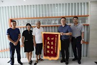 抢修污水管为民解忧，住民夸赞送锦旗