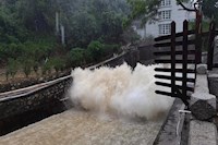 暴雨倾城，实亿国际人冒雨排涝保流通，守土尽责保供水清静！